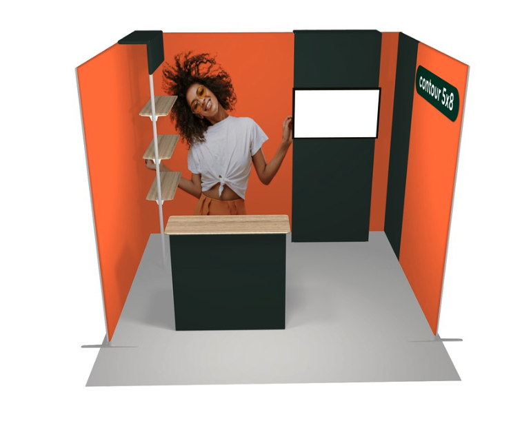 Kiosque Contour orange avec comptoir, étagères et écran